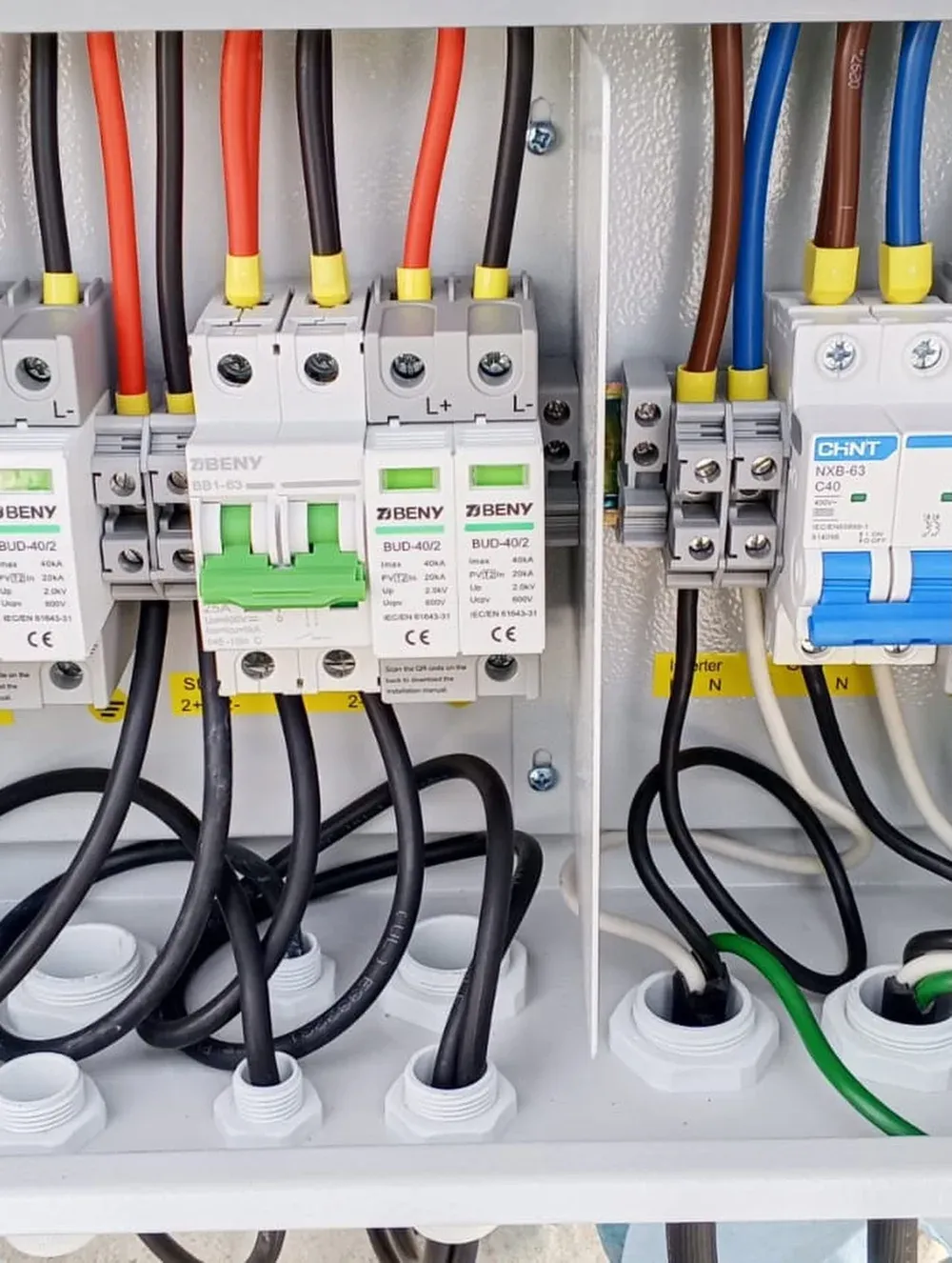 Detalle del cableado y las protecciones de un tablero eléctrico
